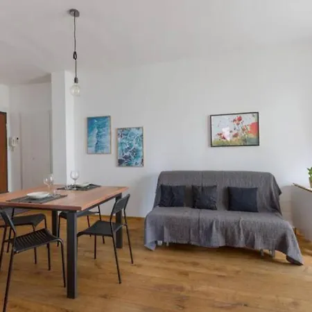 Guesthost - City Life & Mico Cosy And Functional Apartment-3